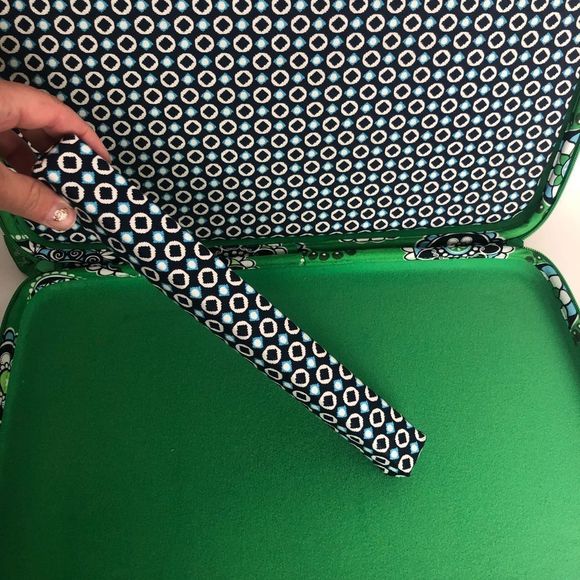 Vera Bradley Green Cupcake print laptop case - Picture 8 of 10